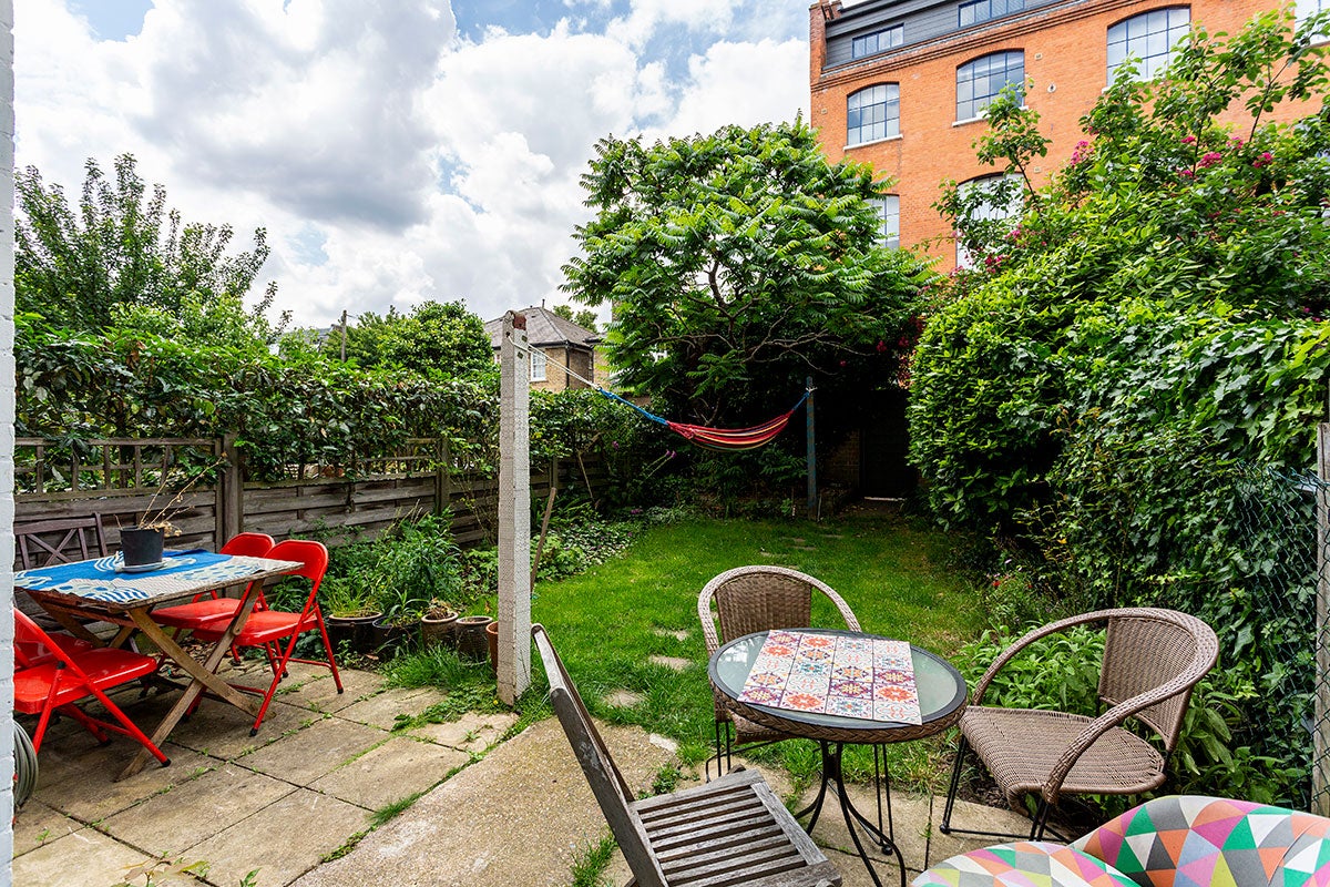 Flat Henshall Street in Greater London
