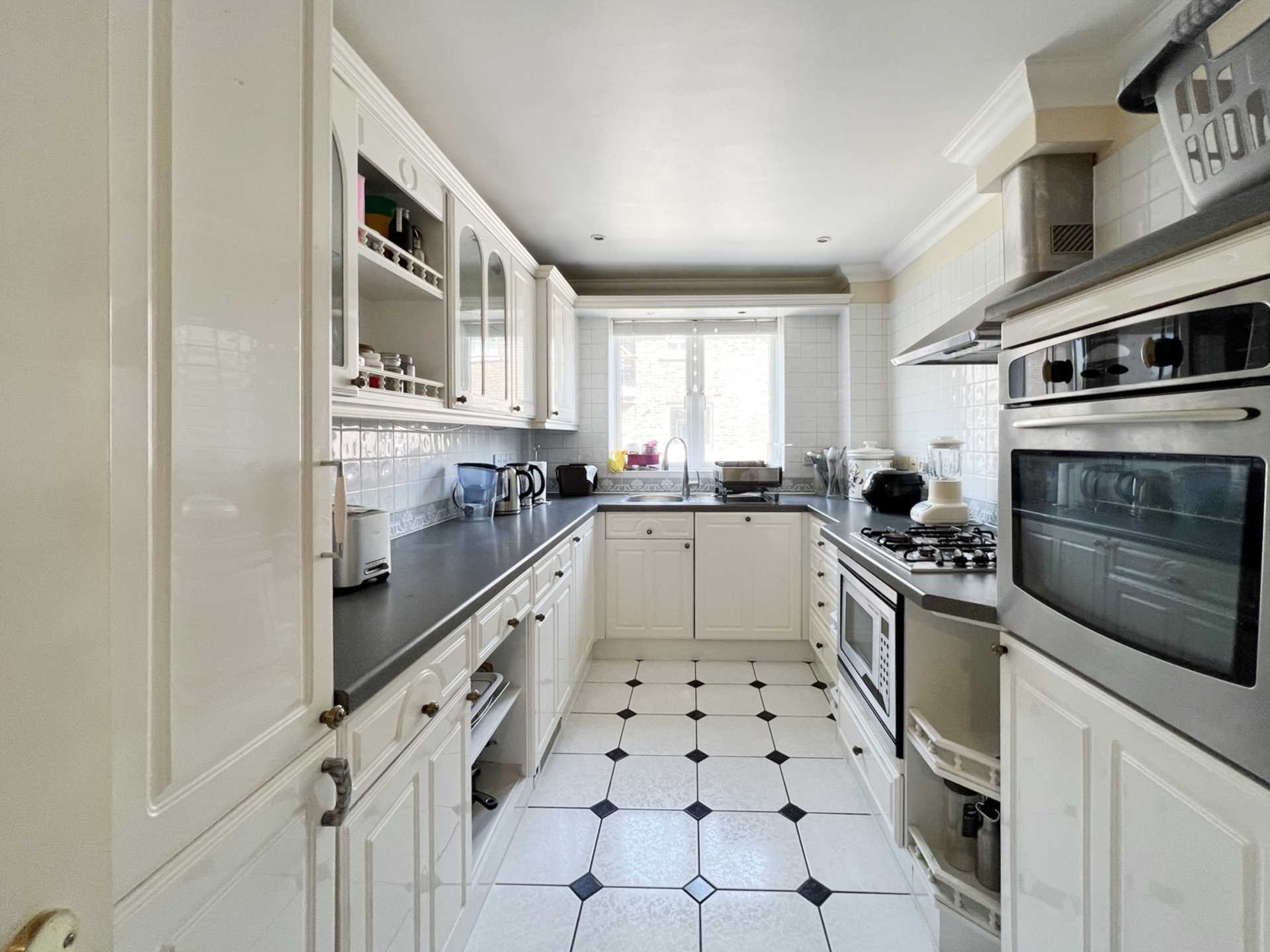 Flat May Bate Avenue in Greater London
