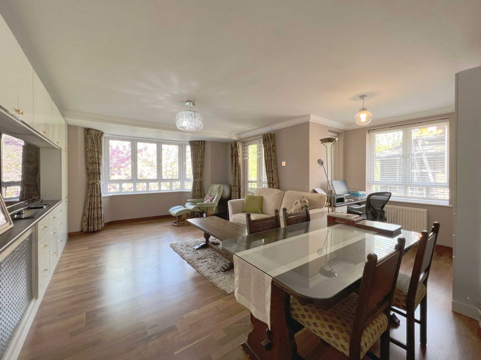 Flat May Bate Avenue in Greater London