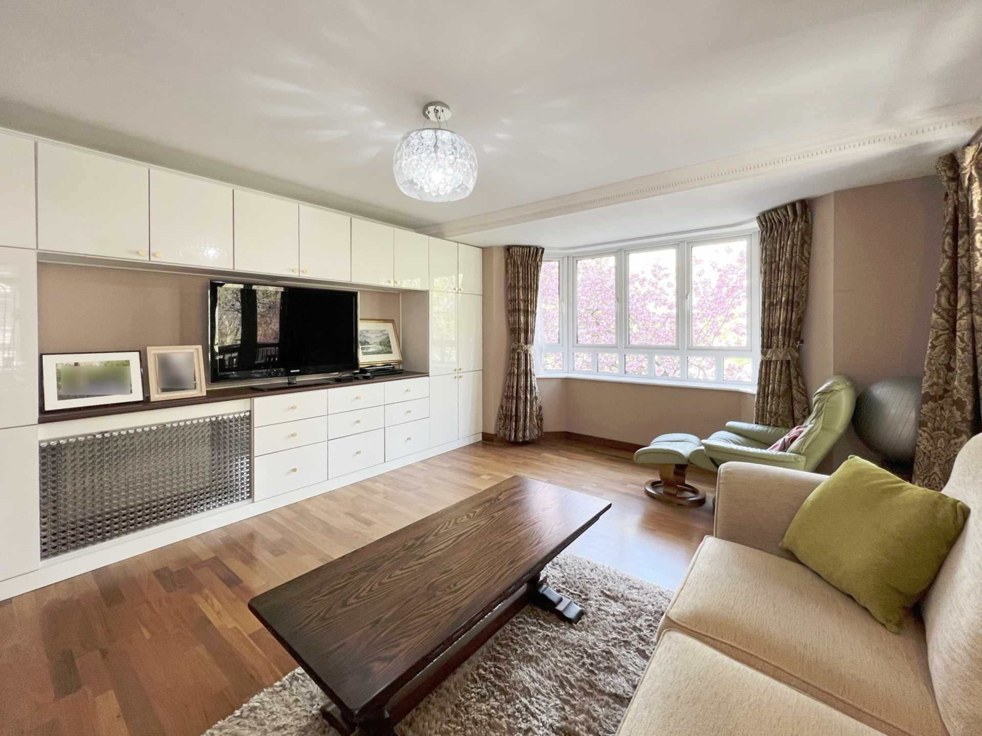 Flat May Bate Avenue in Greater London