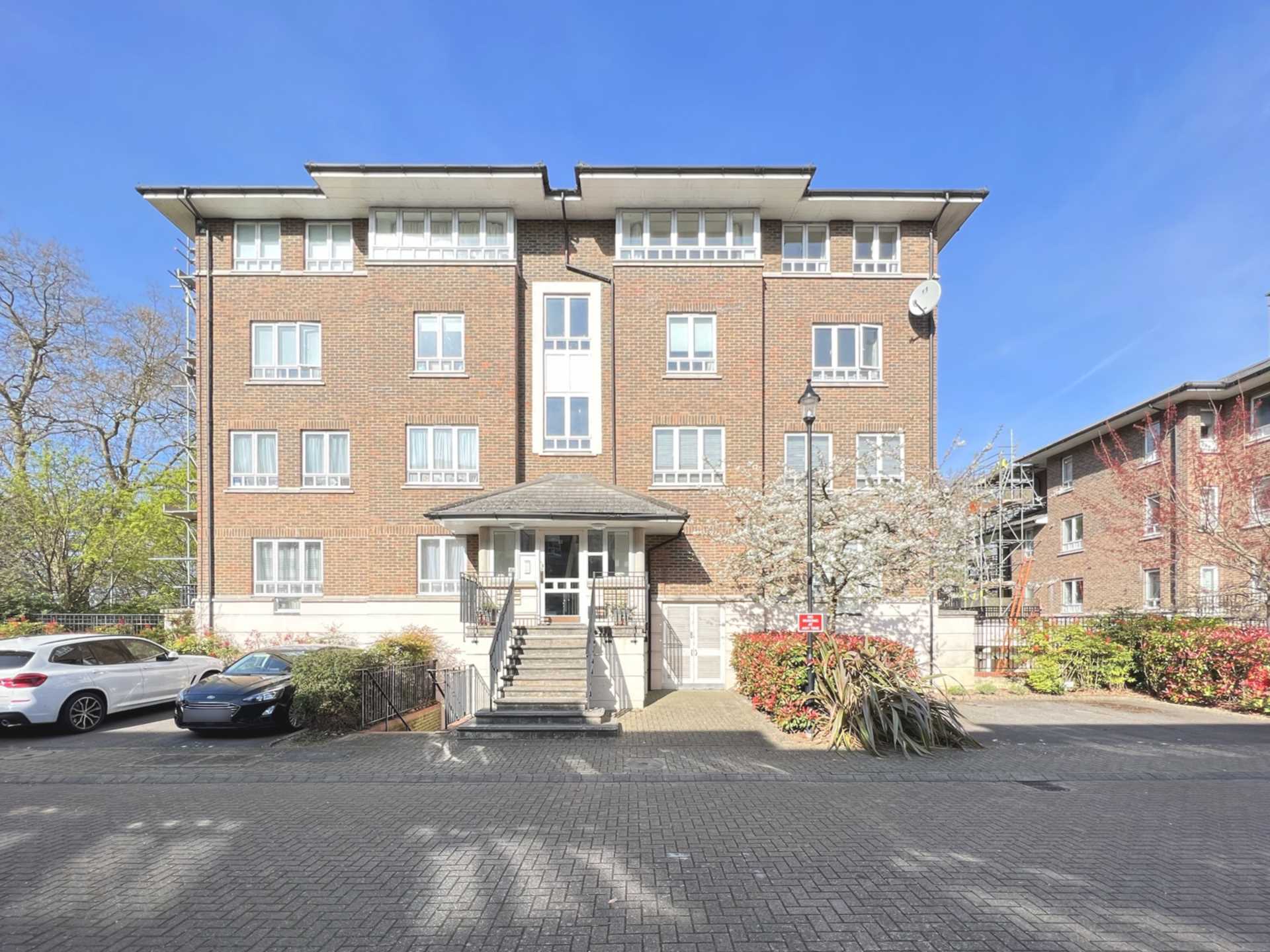 Flat May Bate Avenue in Greater London
