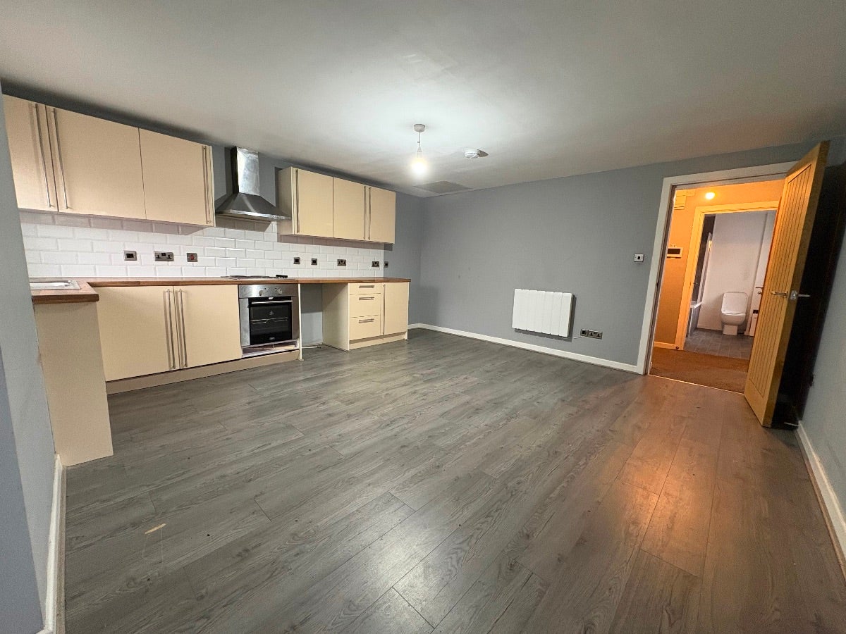 Flat Campbell Street in Farnworth