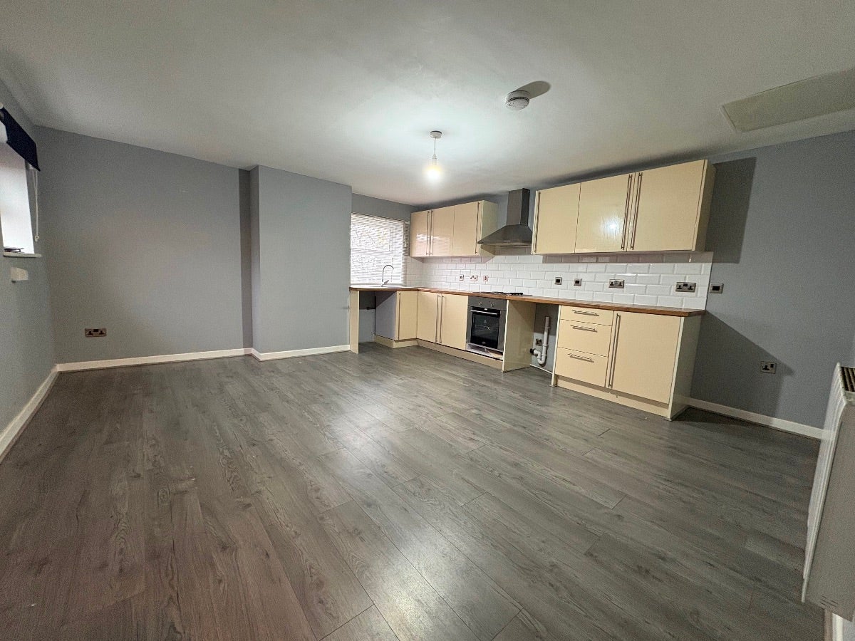Flat Campbell Street in Farnworth