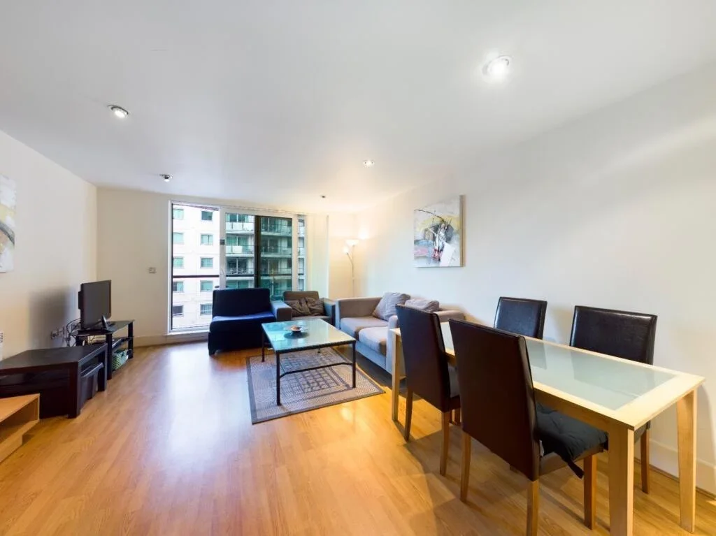 Flat Bridgefoot in Greater London