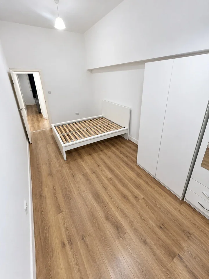 Flat Nithdale Road in Greater London