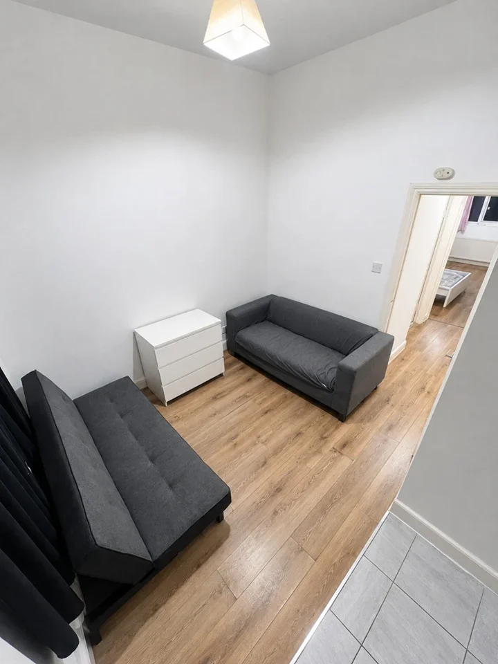 Flat Nithdale Road in Greater London