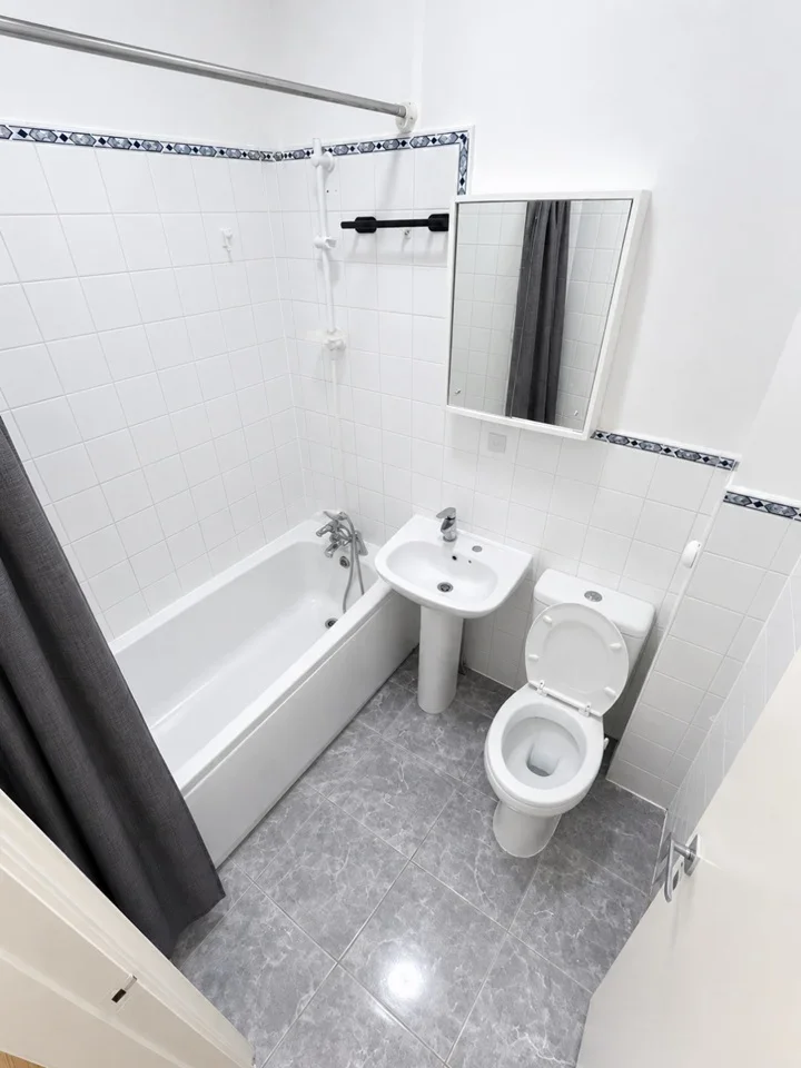 Flat Nithdale Road in Greater London