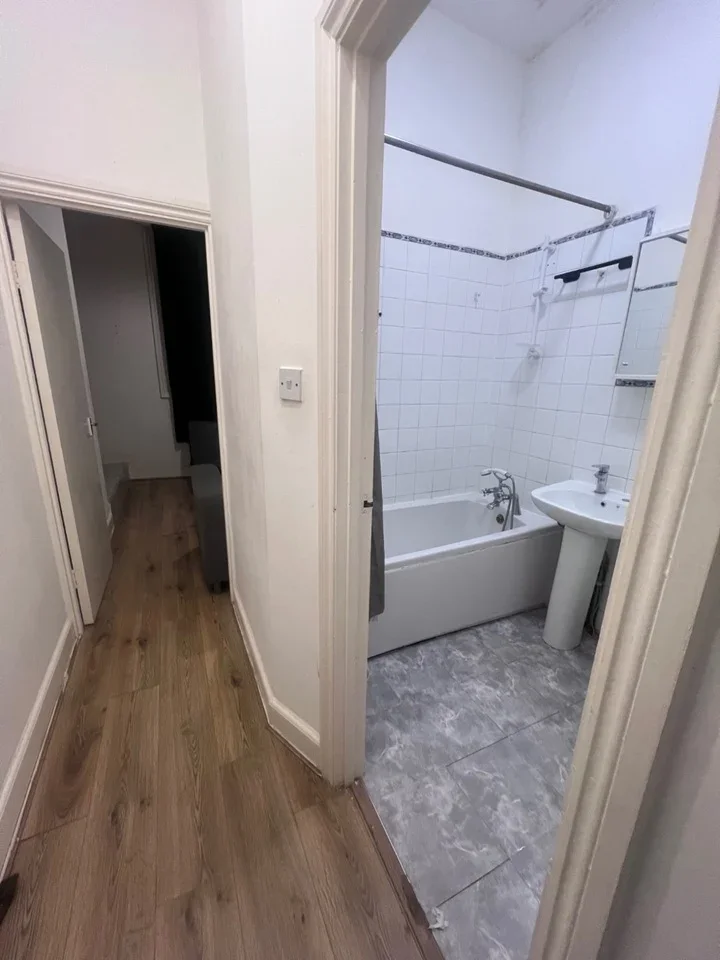 Flat Nithdale Road in Greater London
