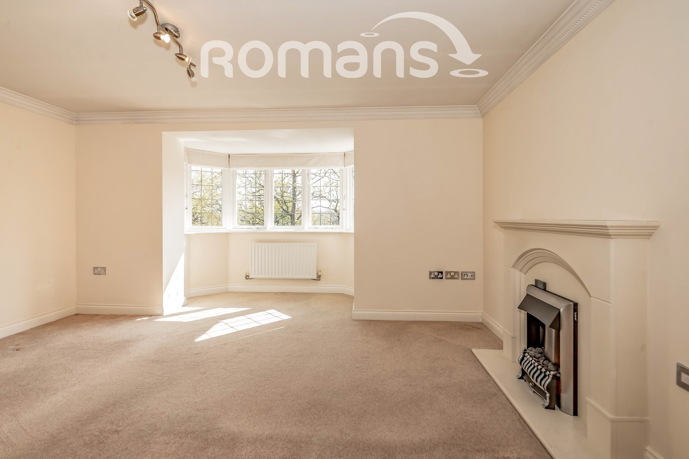 Flat Canterbury Gardens in Farnborough