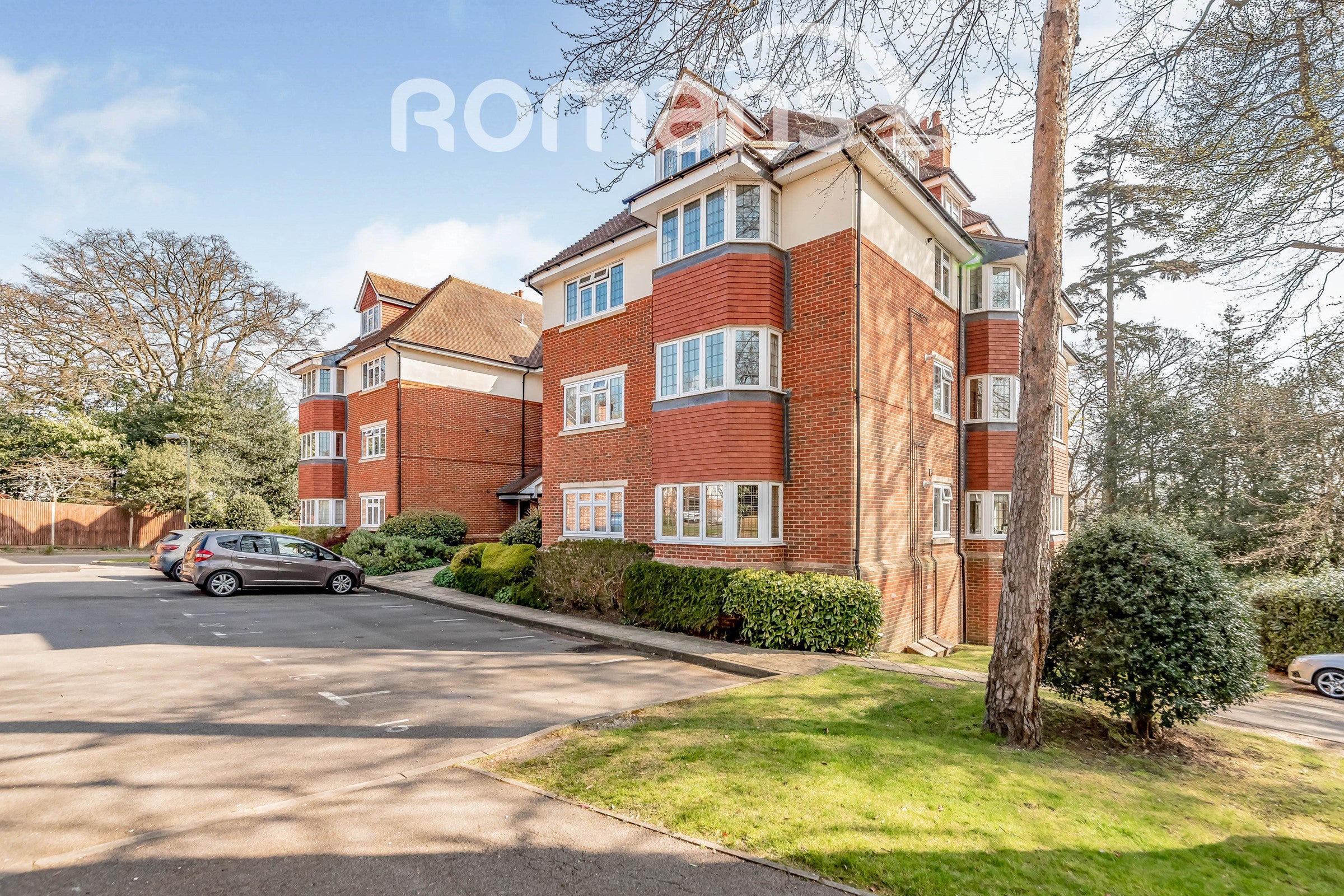 Flat Canterbury Gardens in Farnborough