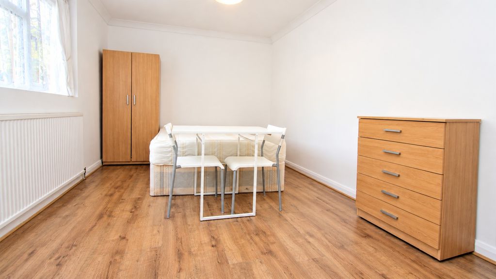 Flat Ruskin Road in Greater London