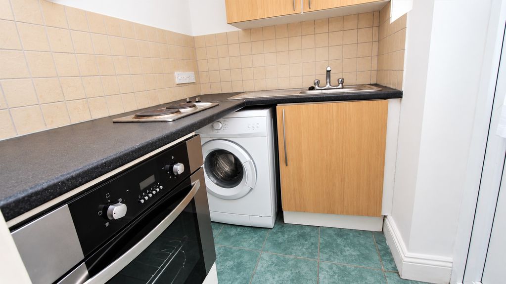 Flat Ruskin Road in Greater London