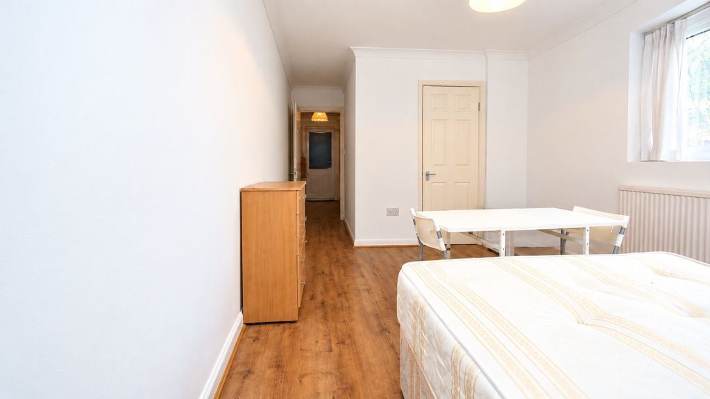 Flat Ruskin Road in Greater London
