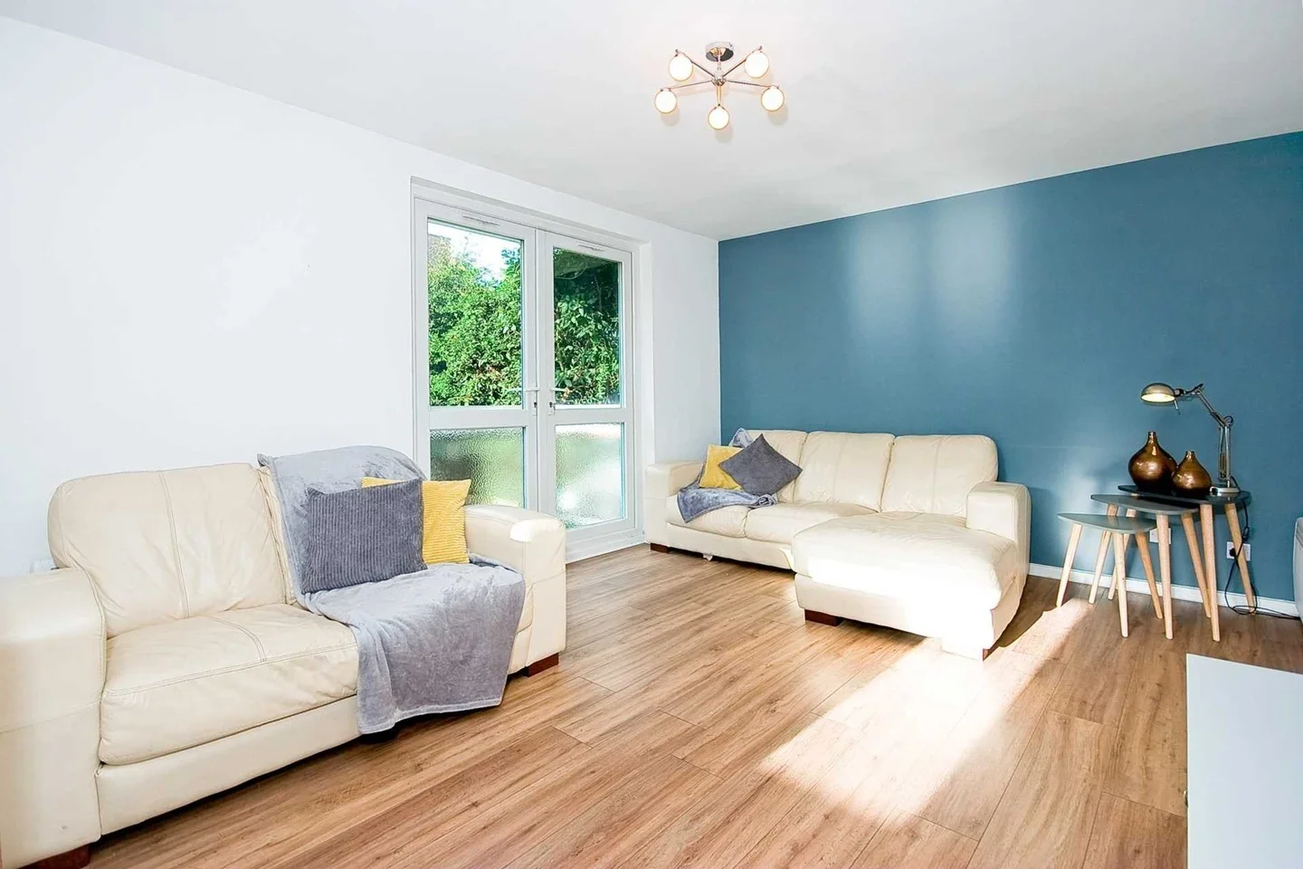 Flat Cedar Gardens in Greater London