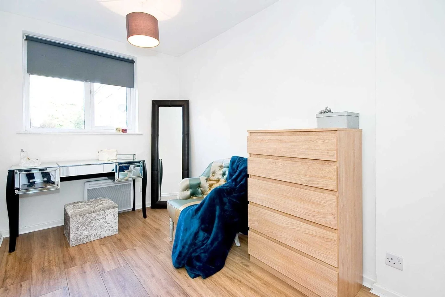 Flat Cedar Gardens in Greater London