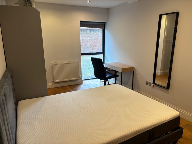 Room Arodene Road in Greater London