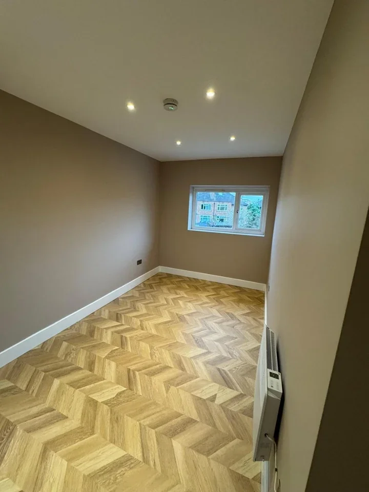 Room Mayfield Close in Elmbridge