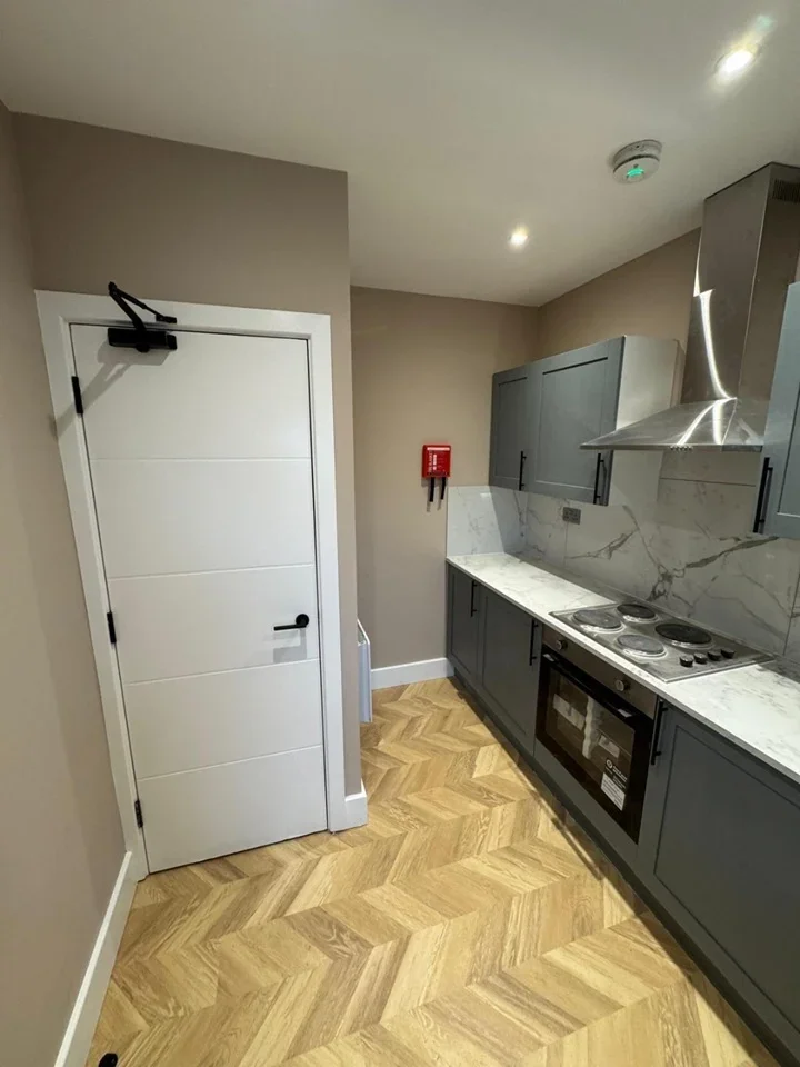 Room Mayfield Close in Elmbridge
