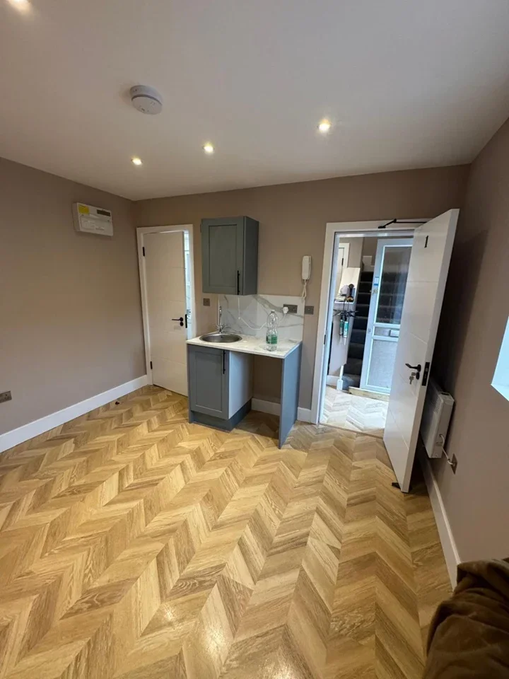 Room Mayfield Close in Elmbridge