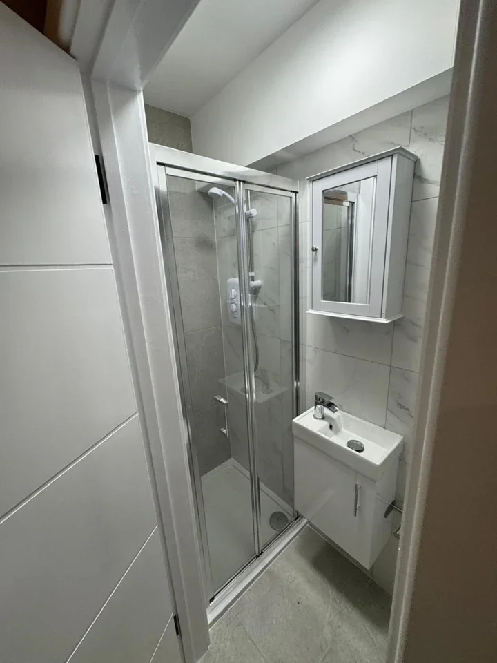 Room Mayfield Close in Elmbridge