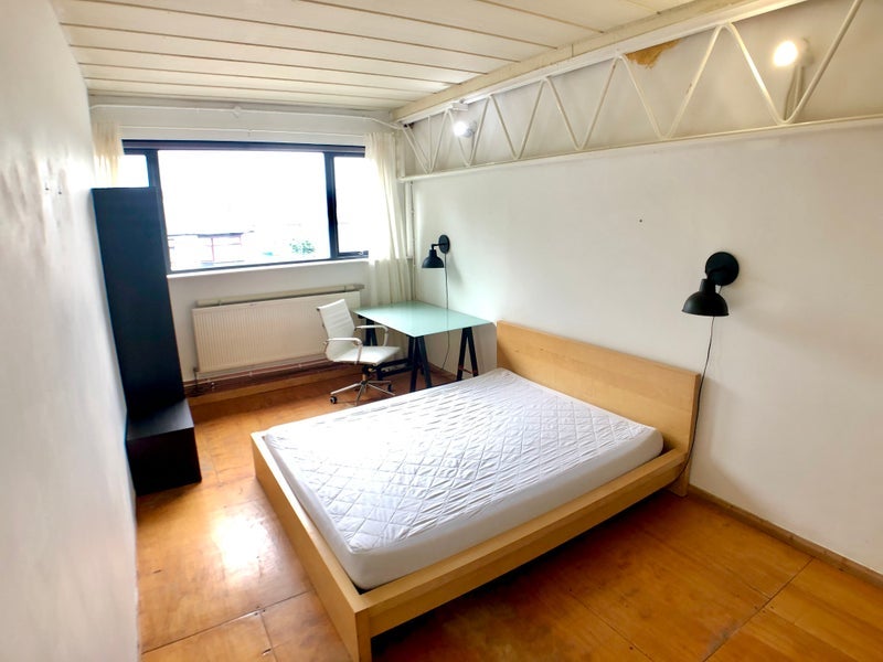 Flat Ashfield Road in Greater London