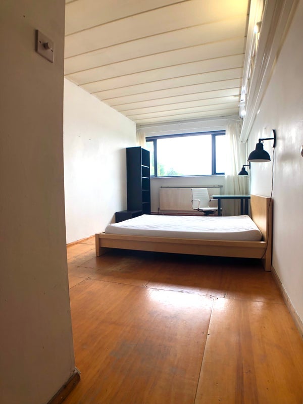 Flat Ashfield Road in Greater London
