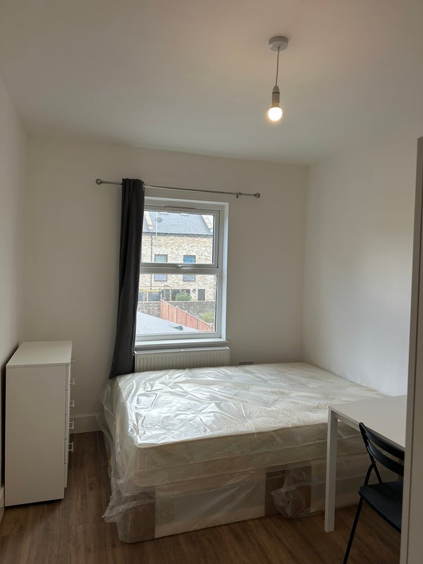Room Nutfield Road in Greater London