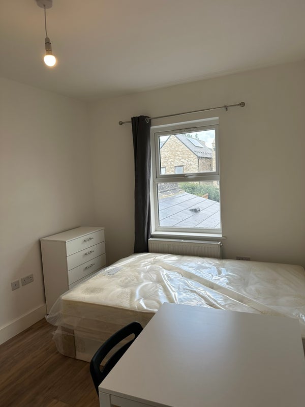 Room Nutfield Road in Greater London