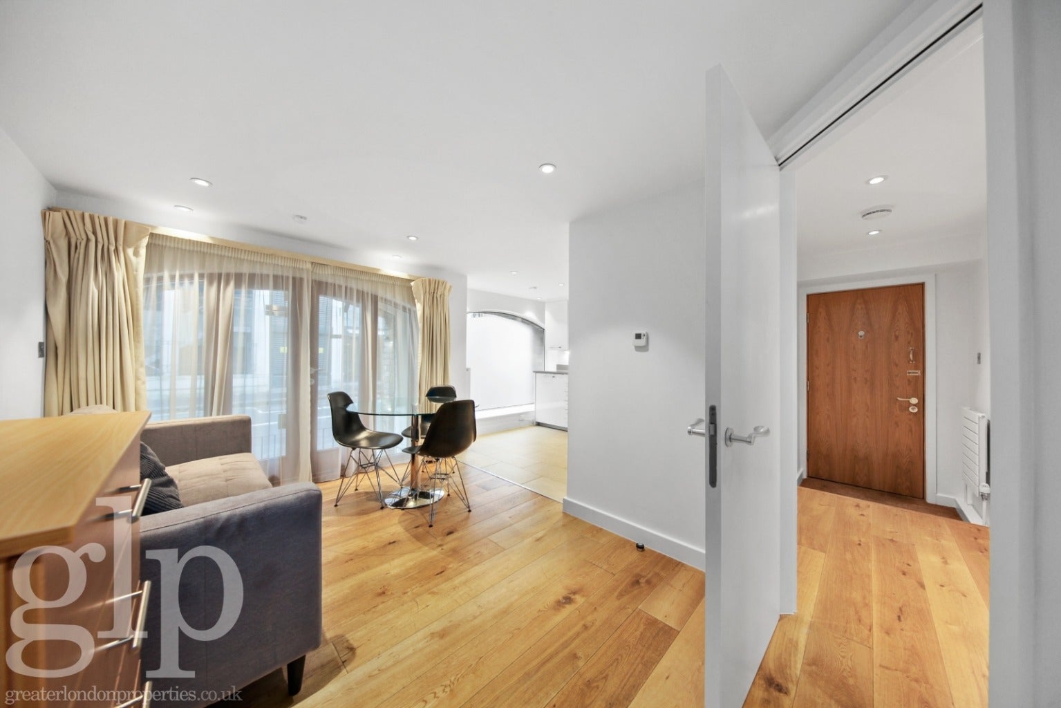 Flat Ridgmount Street in Greater London