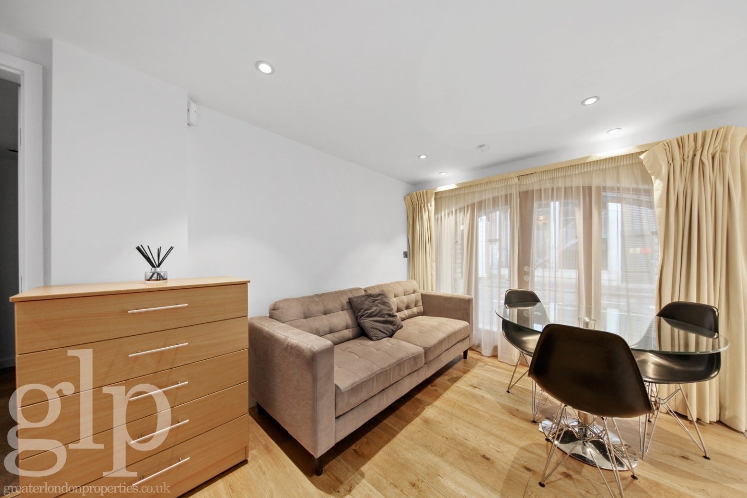 Flat Ridgmount Street in Greater London