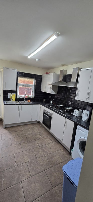 Room Studley Road in Greater London