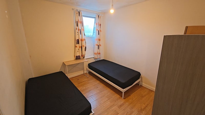 Room Studley Road in Greater London