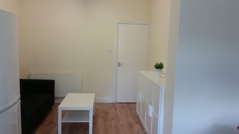 Room Glennie Road in Greater London
