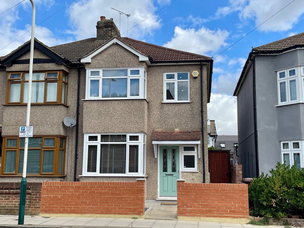 House Marks Road in Greater London