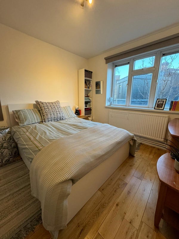 Flat Goldsmiths' Row in Greater London