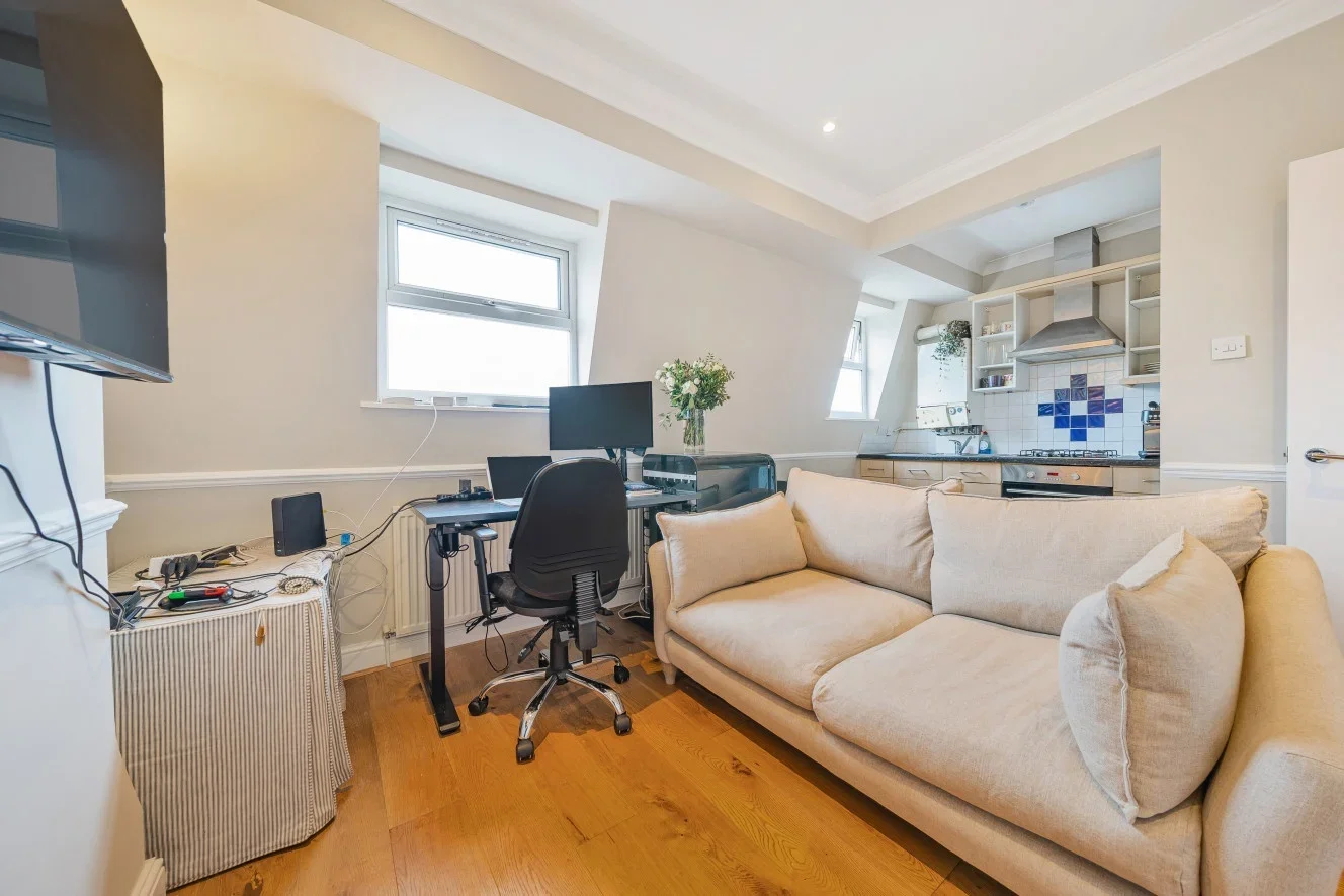 Flat Cairns Road in Greater London