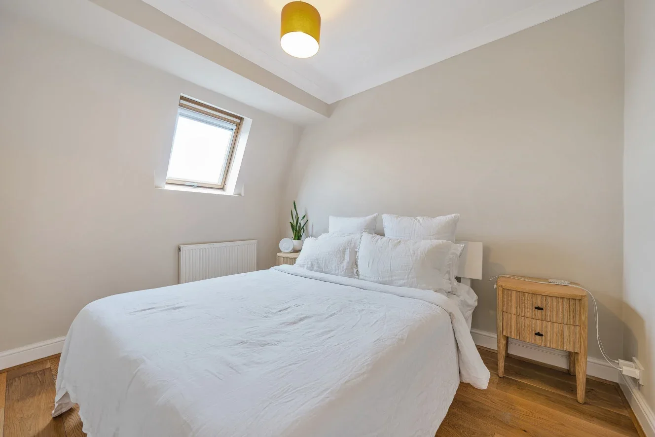 Flat Cairns Road in Greater London