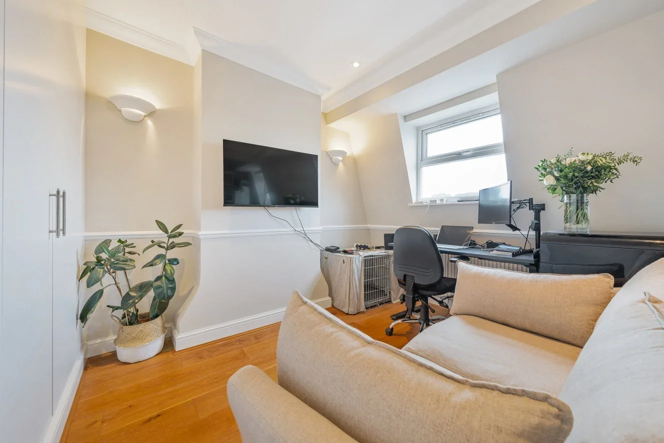 Flat Cairns Road in Greater London