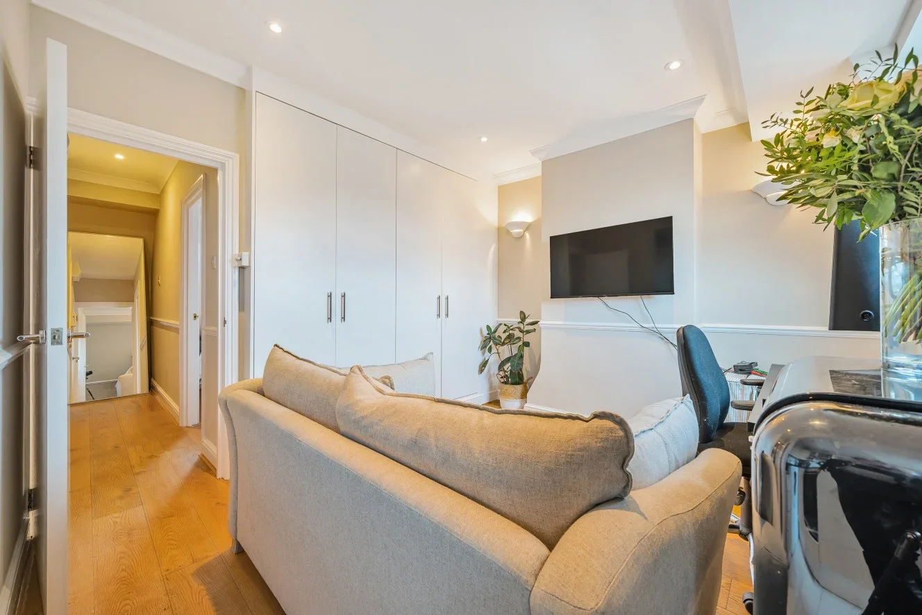 Flat Cairns Road in Greater London