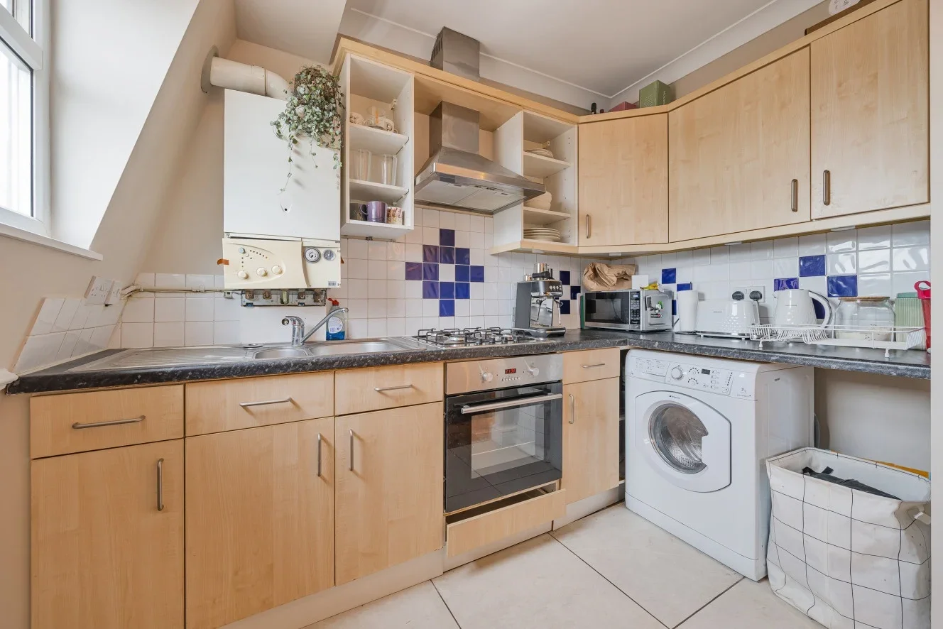 Flat Cairns Road in Greater London