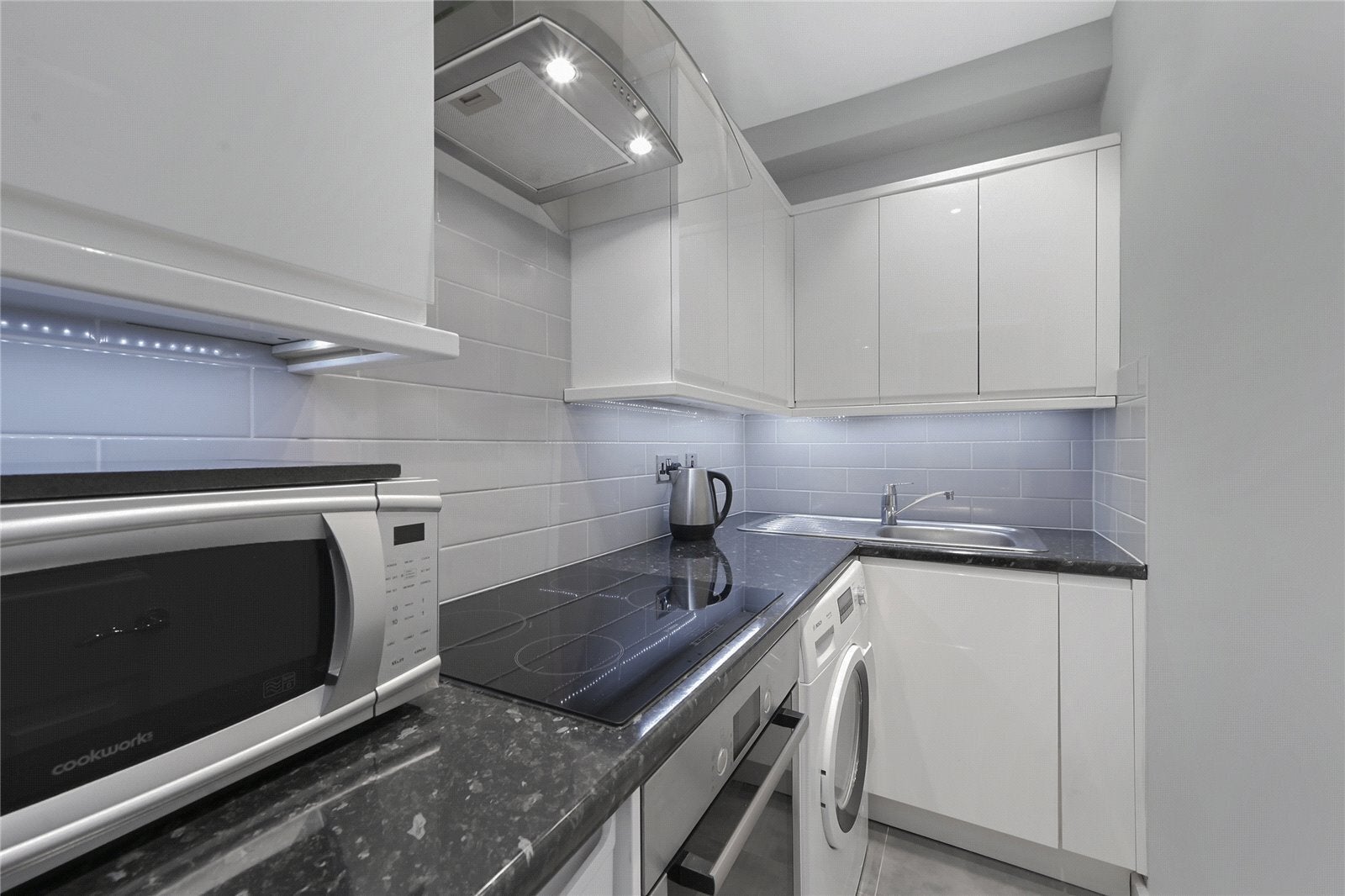 Flat Warwick Road in Greater London
