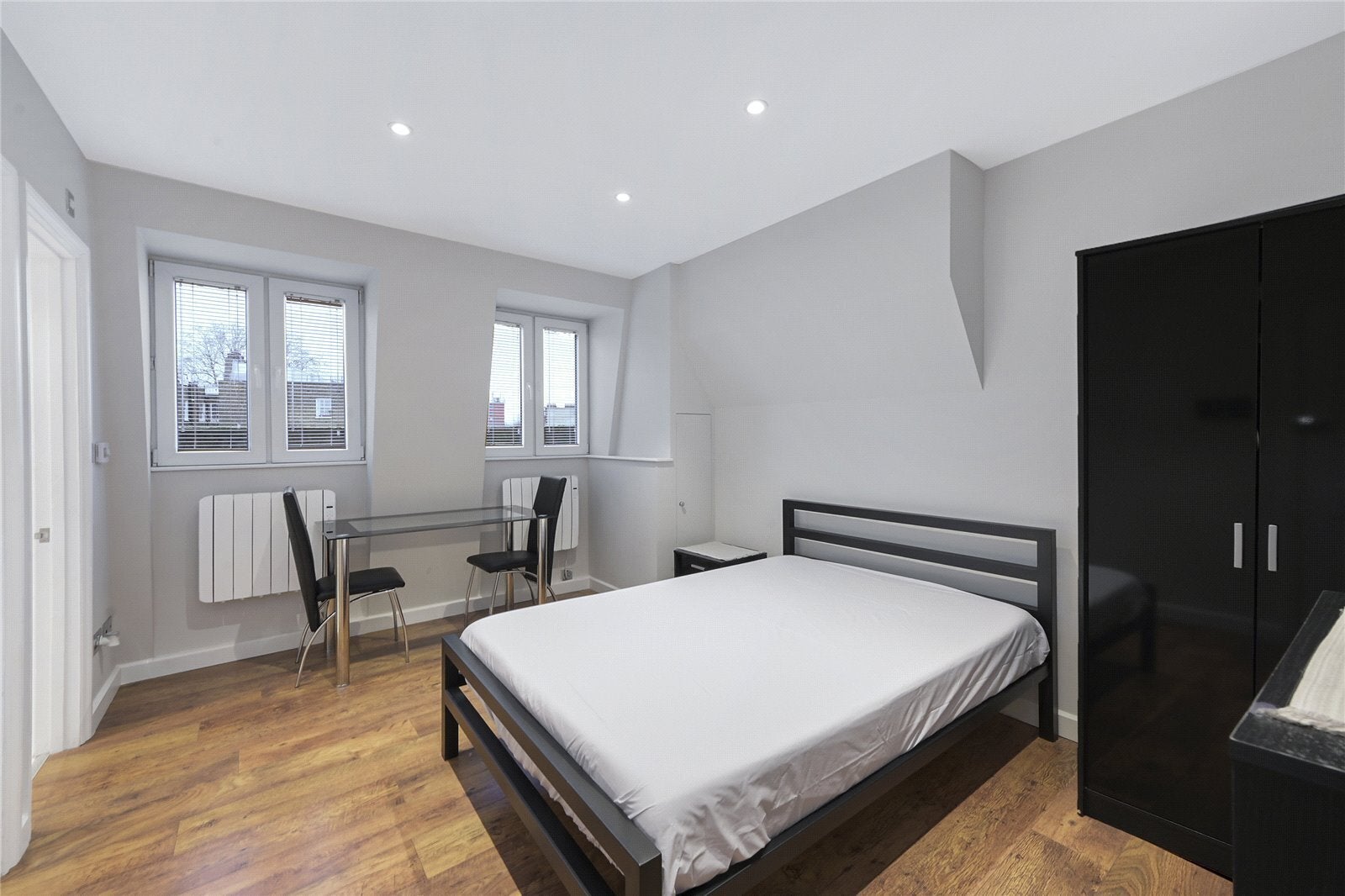 Flat Warwick Road in Greater London