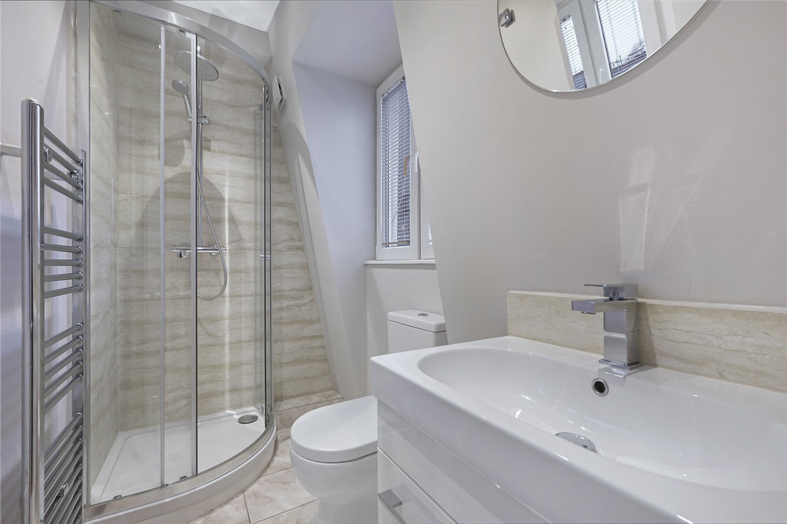 Flat Warwick Road in Greater London