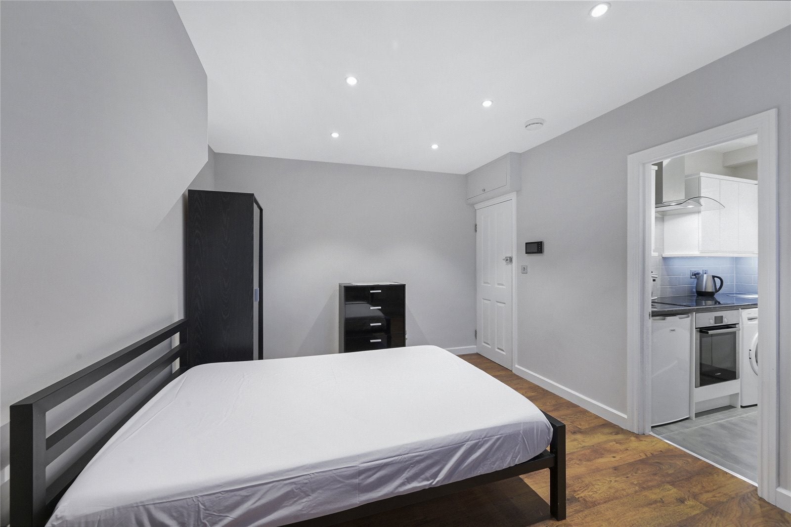 Flat Warwick Road in Greater London
