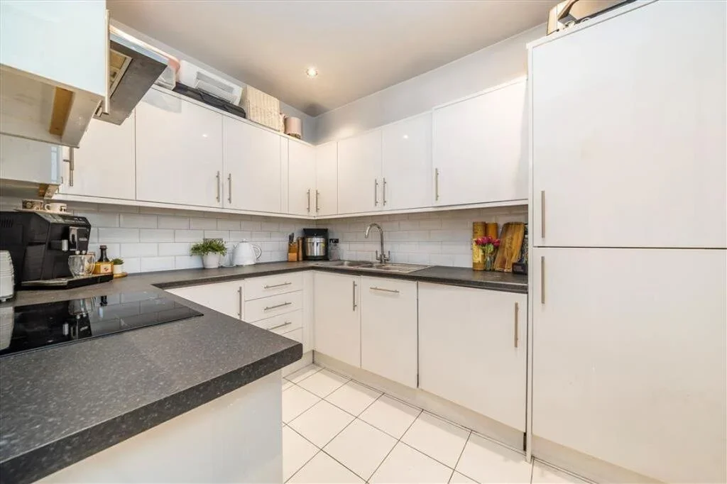 Flat Askew Crescent in Greater London