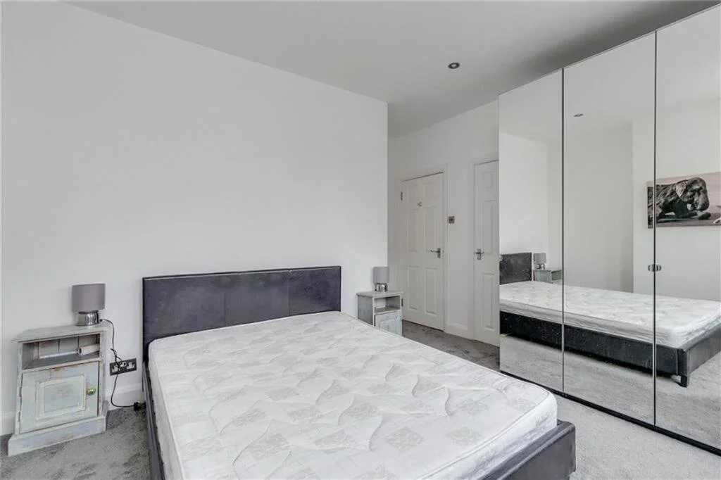 Flat Askew Crescent in Greater London