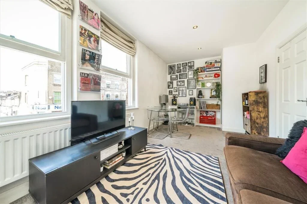 Flat Askew Crescent in Greater London