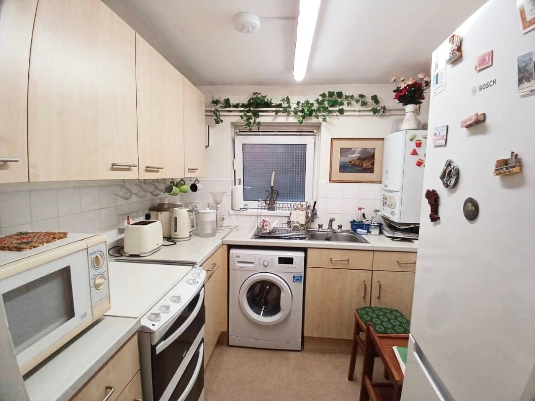 Flat Stonegrove Gardens in Greater London