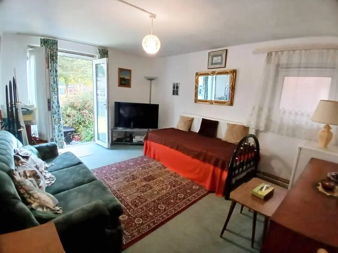 Flat Stonegrove Gardens in Greater London