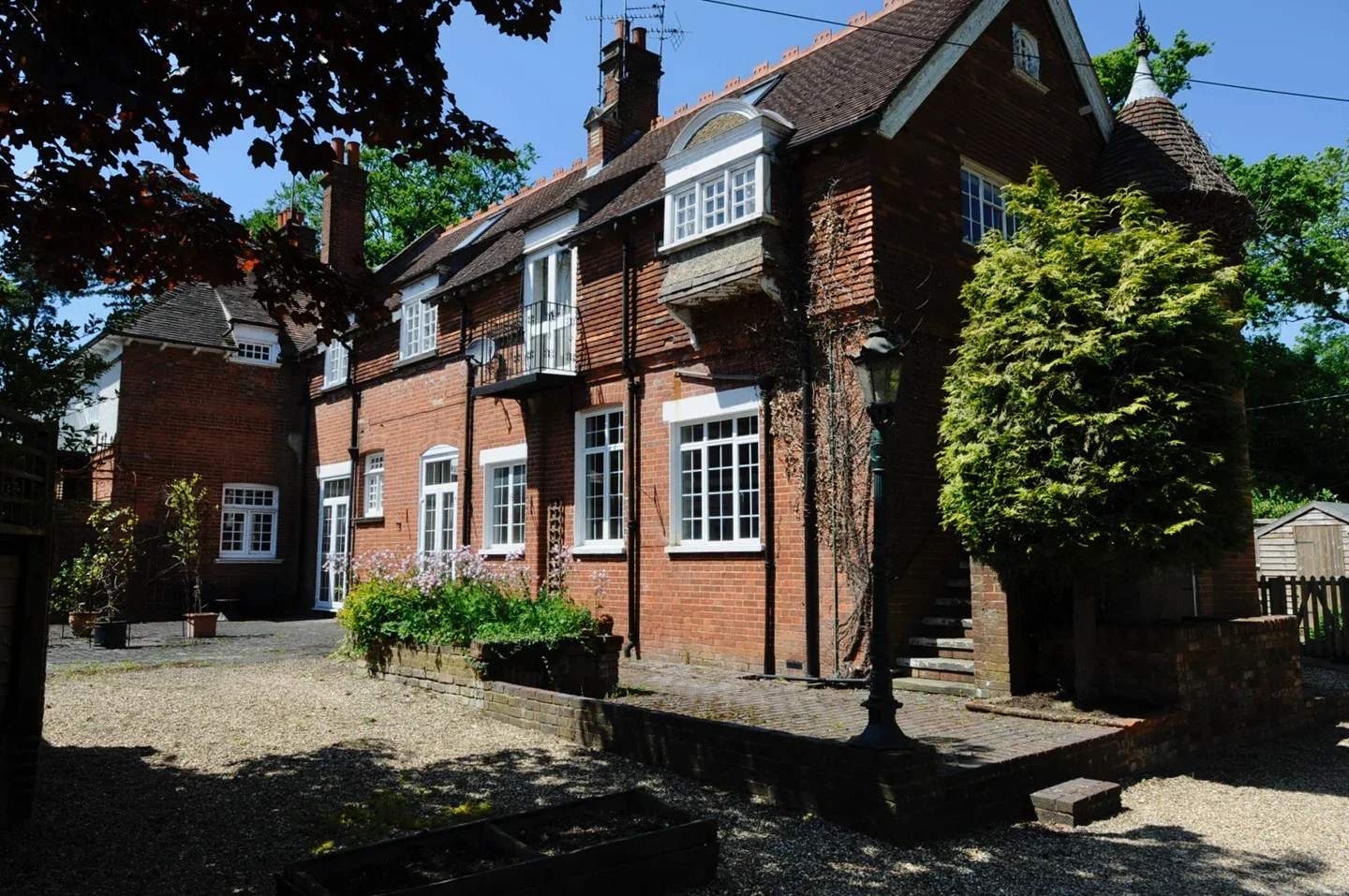 Flat Elmbridge Road in Waverley